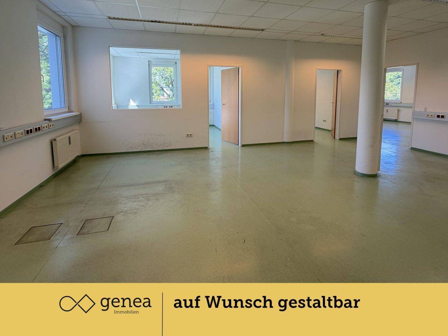 Geräumiger Büroraum mit Säule, mehreren Türen und Fenstern, sowie grünem Bodenbelag.