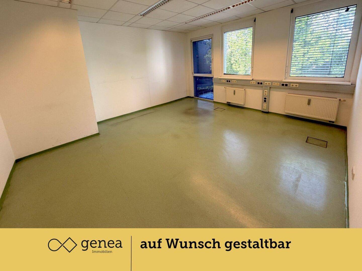 Geräumiges Büro mit Fenstern, grünem Bodenbelag und Zugangstür, bietet viel Tageslicht.