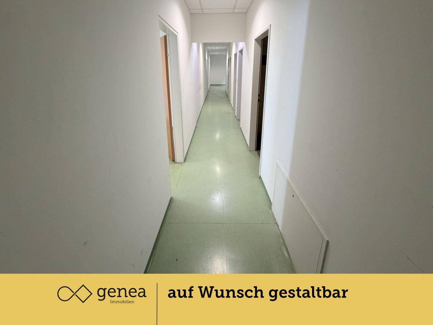 Langer, heller Flur mit grünem Bodenbelag und mehreren Türen zu Büroräumen.