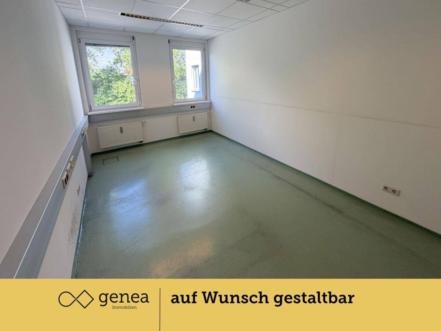 Heller, leerer Büroraum mit zwei großen Fenstern, hellgrünem Boden und weißen Wänden, ideal für individuelle Nutzung.