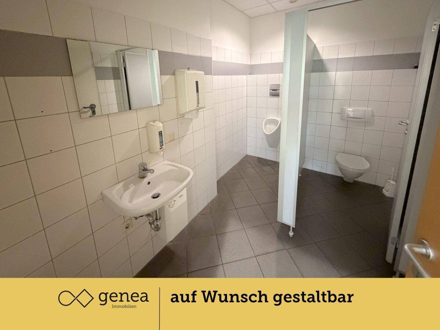 Geräumiger Toilettenraum mit Waschbecken, Spiegel, Urinal und WC, gefliesten Wänden und dunklem Boden.