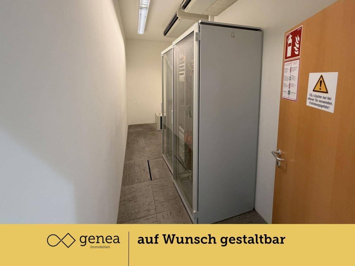 Technikraum mit mehreren Serverschränken und Fliesenboden, ausgestattet für IT-Infrastruktur.