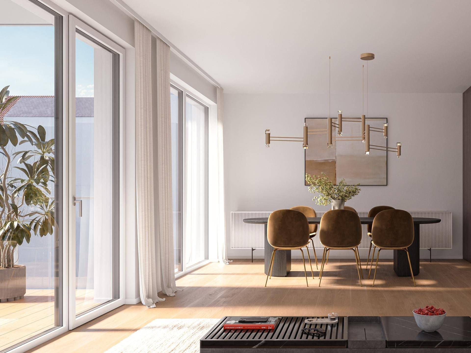 Heller Essbereich mit modernem Esstisch, Holzboden und großen Fenstern zur Terrasse.
