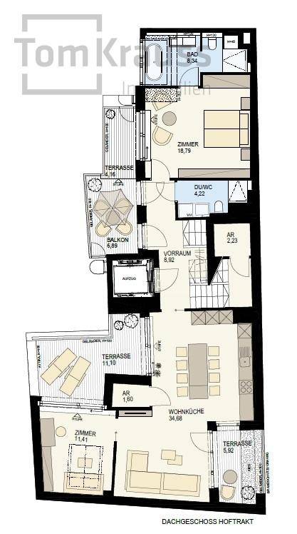 Detaillierter Grundriss einer Dachgeschosswohnung mit mehreren Terrassen, Balkon und Aufzugzugang.