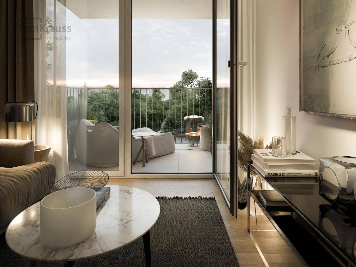 Helles Wohnzimmer mit modernem Interieur und Zugang zu einem Balkon mit Grünblick.