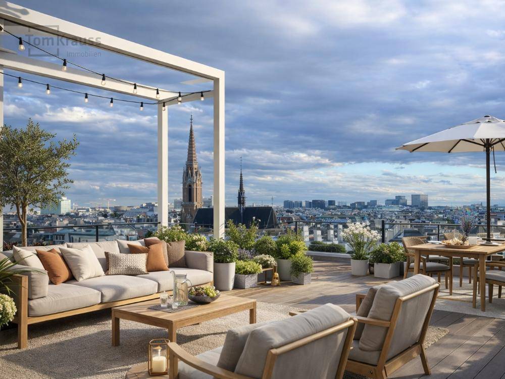 Großzügige Dachterrasse mit bequemen Loungemöbeln, Essbereich und weitem Stadtblick unter bewölktem Himmel.