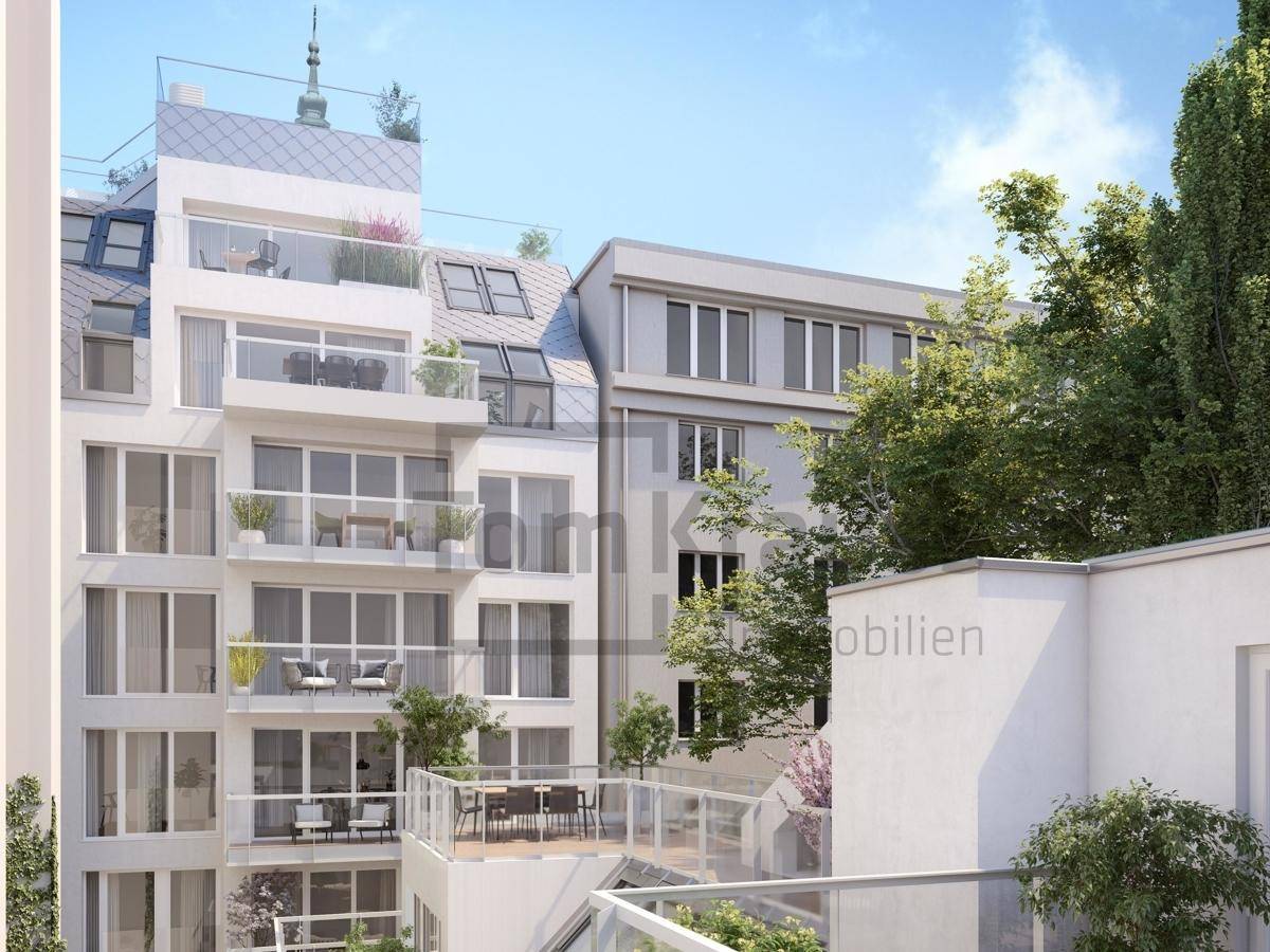 Moderne Wohnanlage mit mehreren Balkonen und Dachterrassen in urbaner Umgebung.
