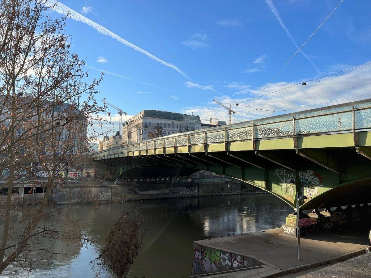 100 m zur Friedensbrücke