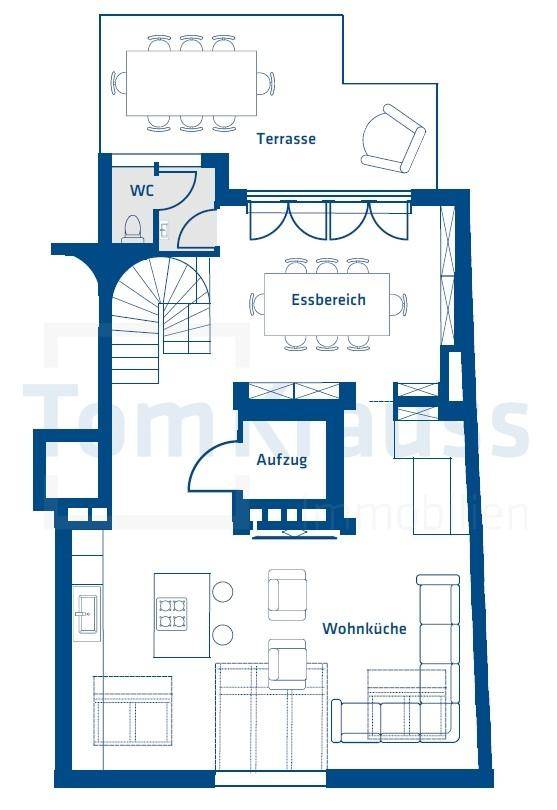 Grundriss des Erdgeschosses mit offener Wohnküche, Essbereich und Terrasse.