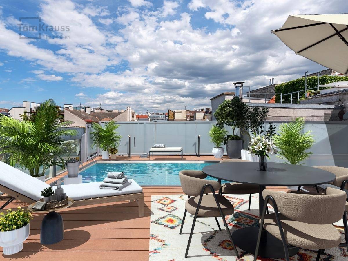 Geräumige Dachterrasse mit Pool, Sonnenliegen und Essbereich unter einem Sonnenschirm.