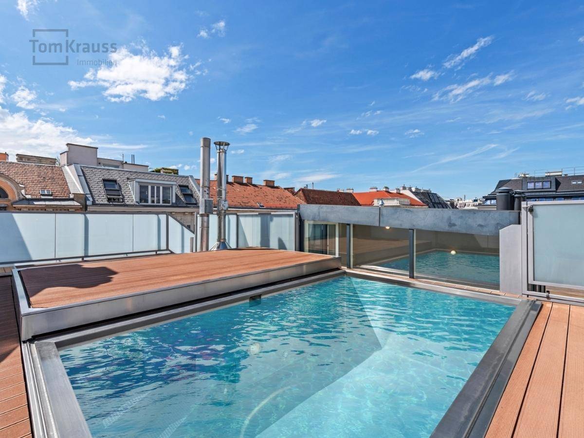 Dachterrasse mit integriertem Pool und Holzdeck, umgeben von urbaner Architektur.