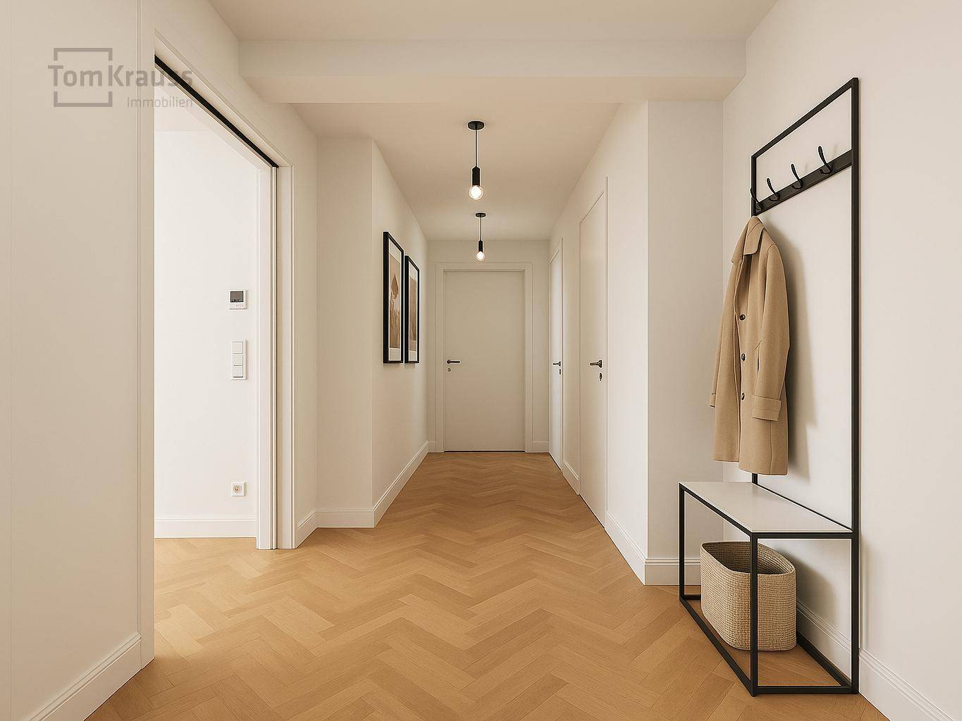 Heller Flur mit Fischgrätparkett und moderner Garderobe, der zu weiteren Räumen führt.