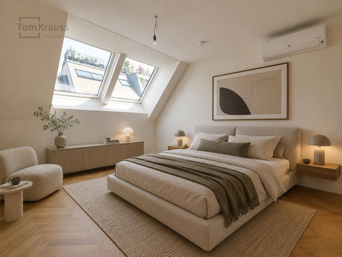 Modern eingerichtetes Schlafzimmer mit Fischgrätparkett, Dachfenstern und Klimaanlage.