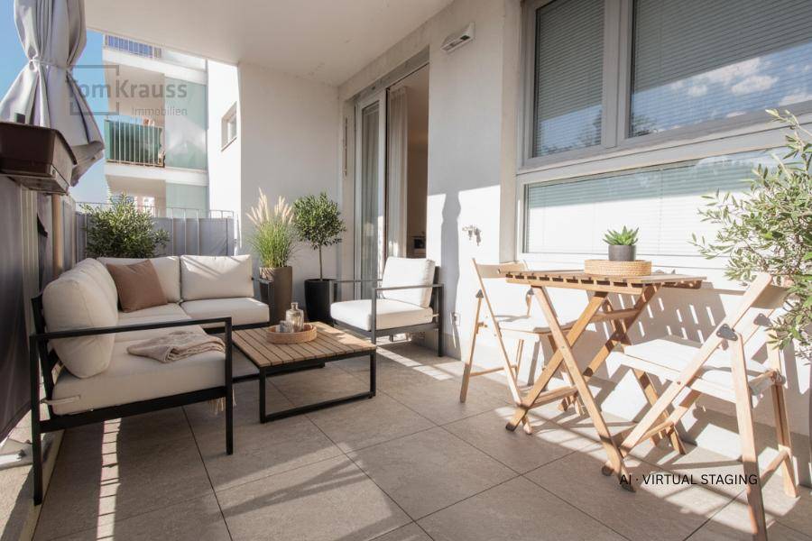 Sonniger Balkon mit modernen Outdoor-Möbeln und Blick auf die Umgebung, ideal zum Entspannen.