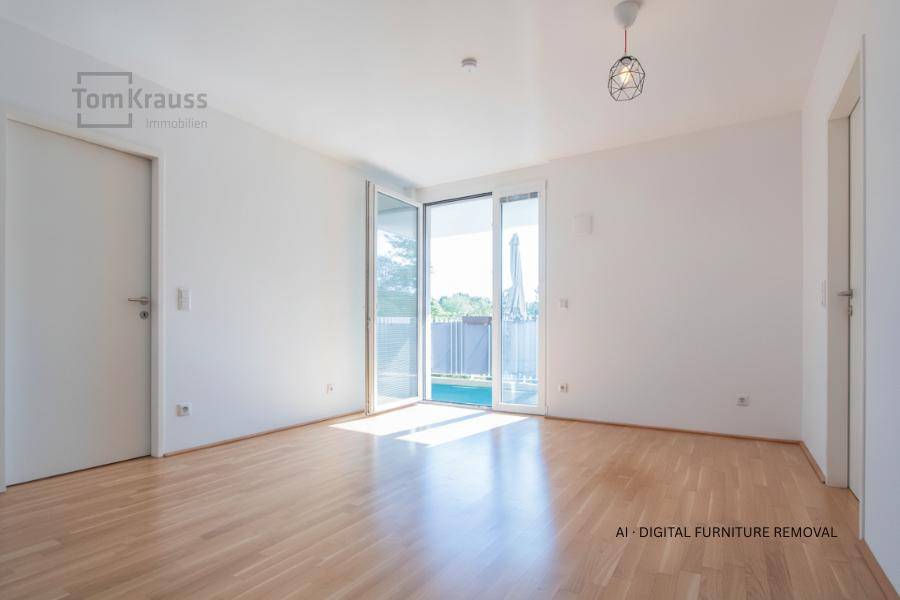Geräumiger, leerer Wohn- und Essbereich mit Holzboden und viel Tageslicht, bereit zur individuellen Gestaltung.