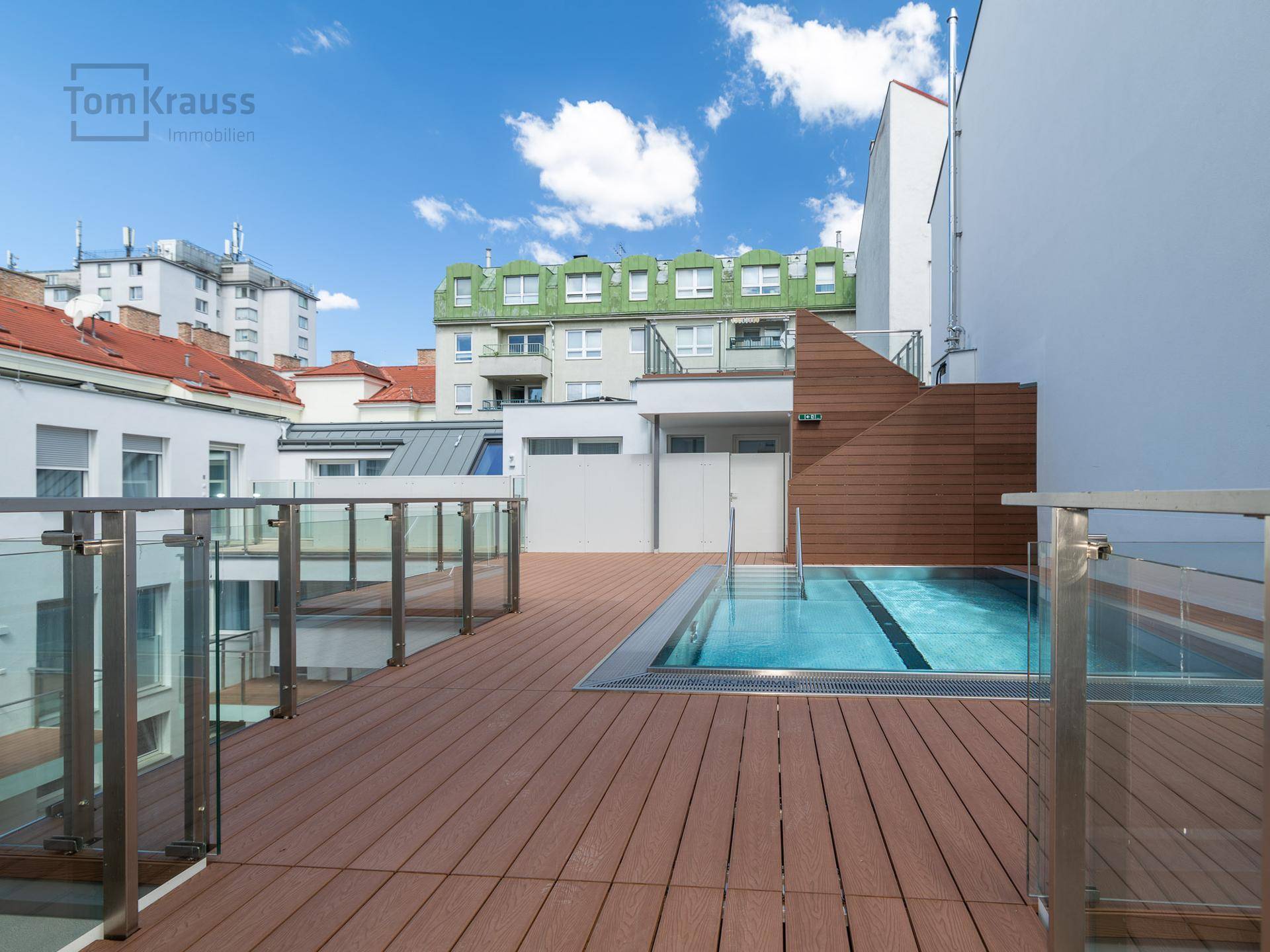 Weitläufige Dachterrasse mit modernem Pool und Panoramablick über die Stadt.
