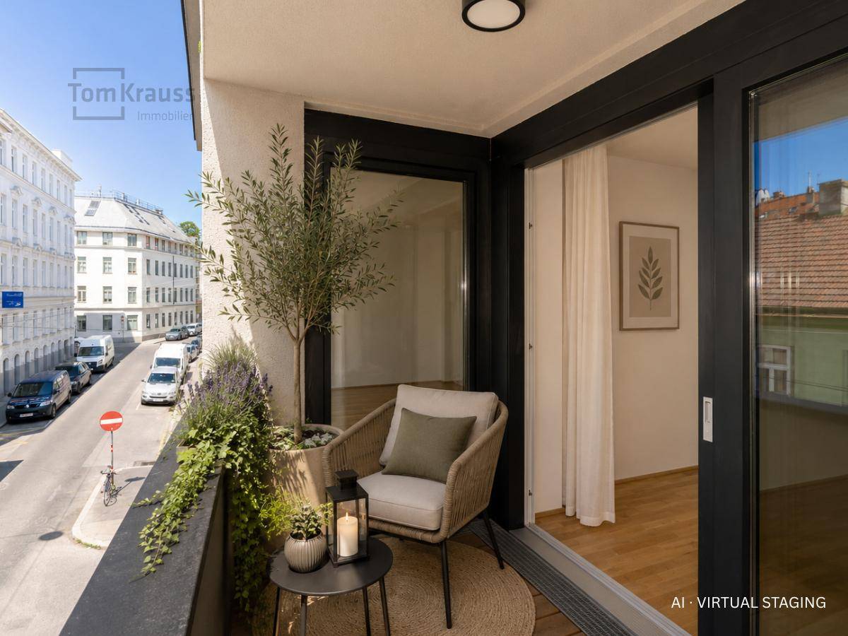Möblierter Balkon mit Pflanzen und Sitzgelegenheit, mit Blick auf die belebte Straße.