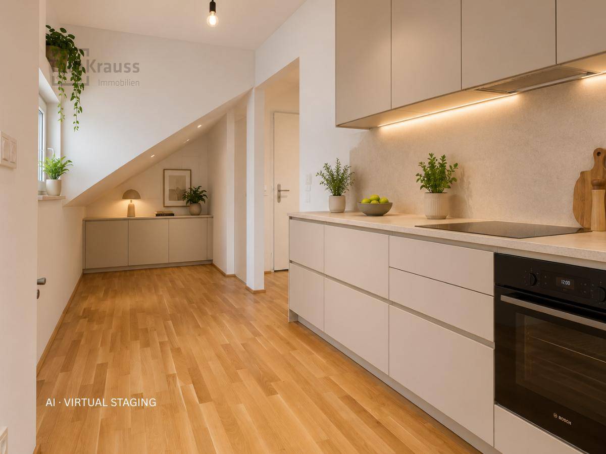 Moderne Küche mit hellen Schränken und Holzboden, offen zum Wohnbereich.