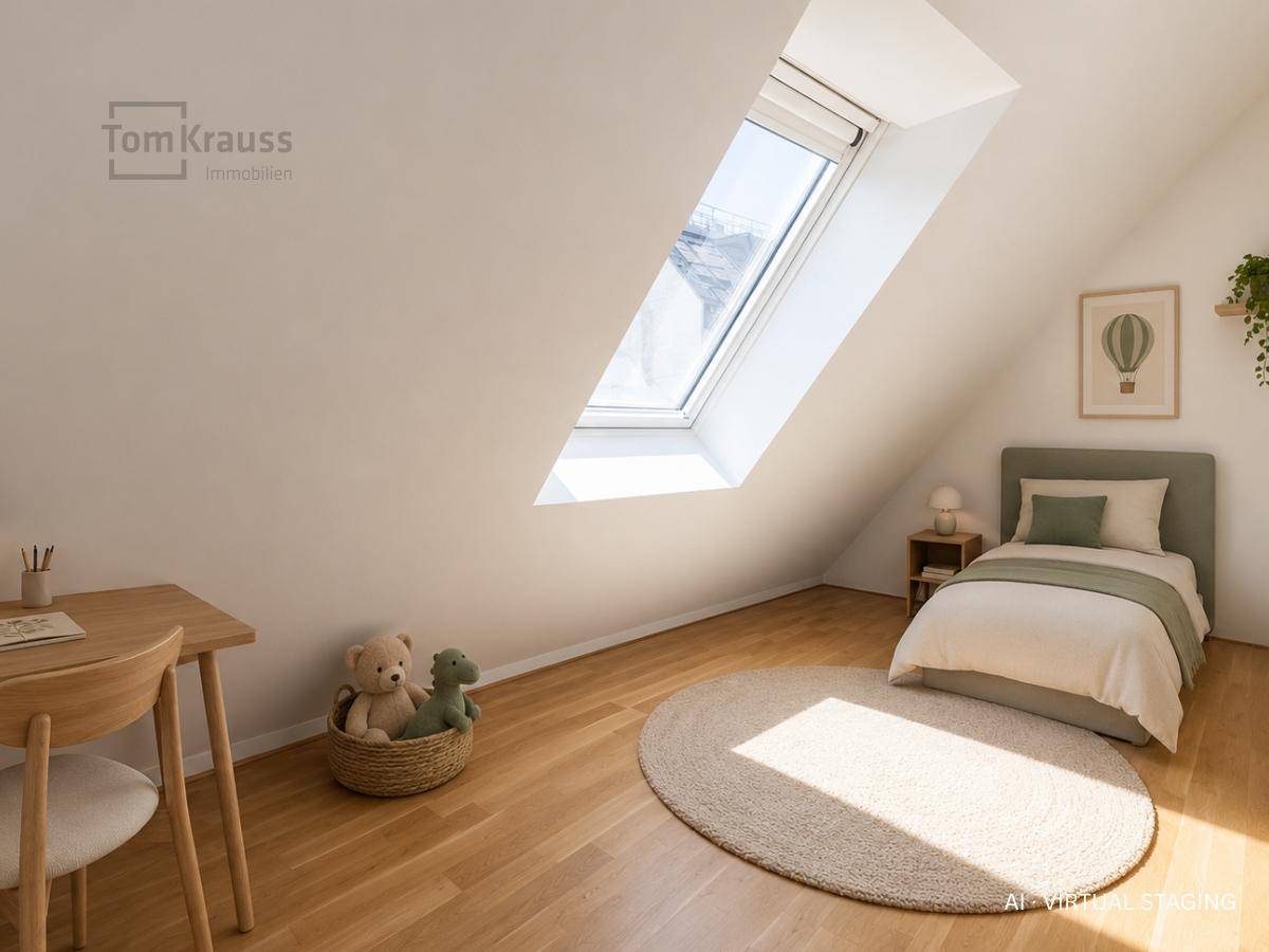 Freundliches Kinderzimmer mit Holzboden, Dachfenster und kindgerechter Einrichtung.