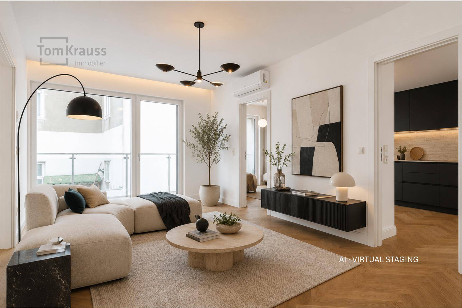 Modern eingerichtetes Wohnzimmer mit beigem Sofa, Holzboden und Zugang zu einem Balkon.