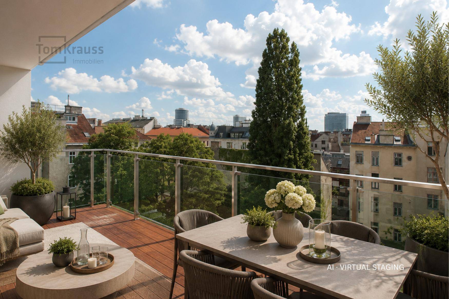 Große möblierte Terrasse mit Essbereich und Lounge-Möbeln, mit Blick auf die Stadt und viel Grün.