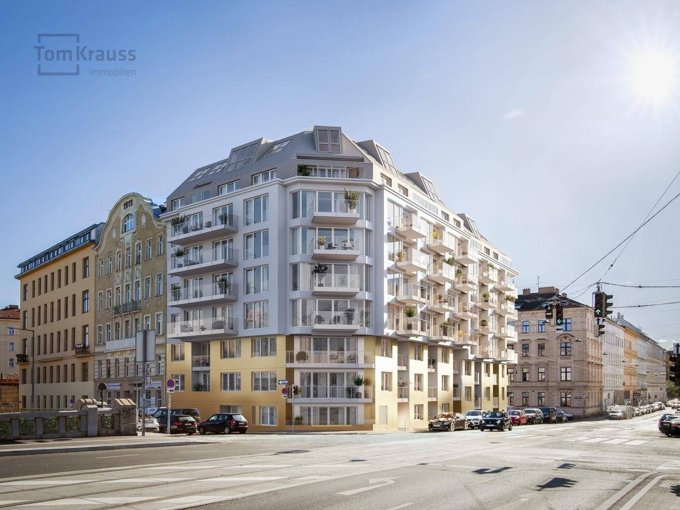 Ansicht eines modernen Wohngebäudes an einer städtischen Straße mit viel Sonnenlicht.