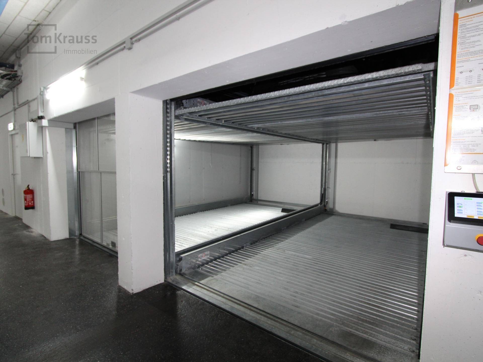 Detailansicht des automatischen Parkliftsystems in der Tiefgarage für effizientes Parken.