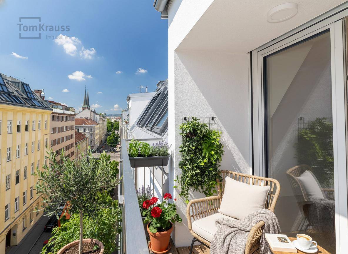 Gemütlicher Balkon mit Pflanzen und Stadtblick, ideal für entspannte Stunden im Freien.