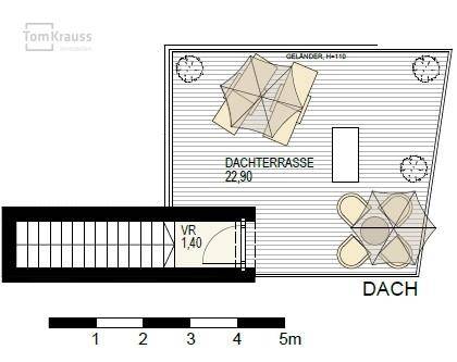 Grundriss der Dachterrasse mit Zugang über eine Treppe und Sitzgelegenheiten.