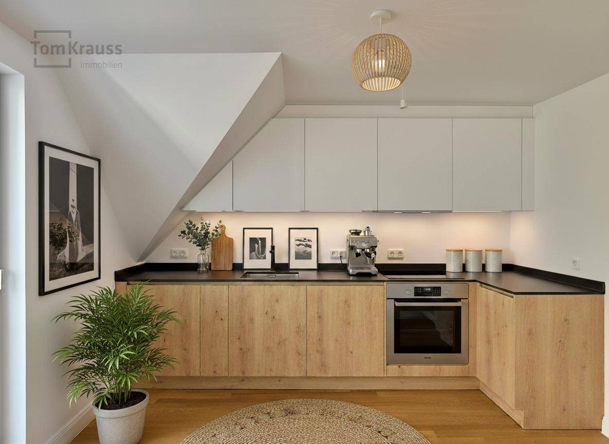 Moderne Küche mit Dachschräge, Holzunterschränken, weißen Oberschränken und integriertem Backofen.