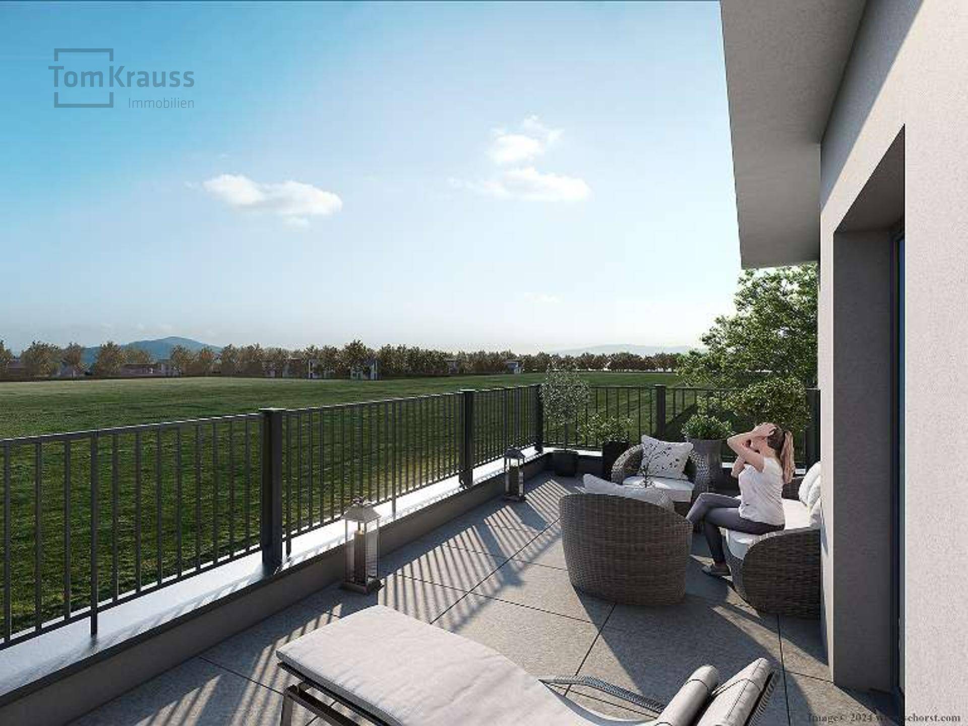 Geräumiger Balkon mit Lounge-Möbeln und weitem Blick über die Landschaft.