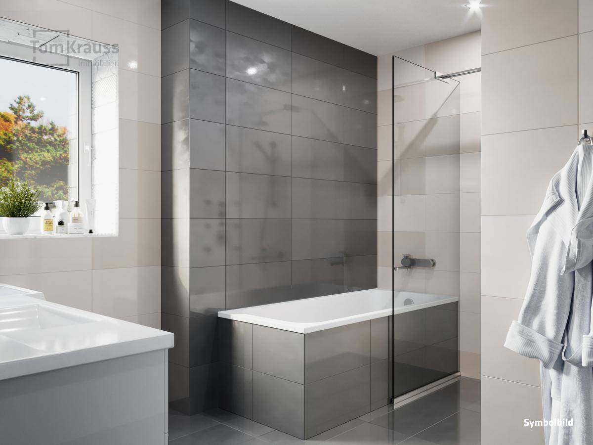Modernes Badezimmer mit Badewanne, Duschabtrennung und großformatigen Fliesen.
