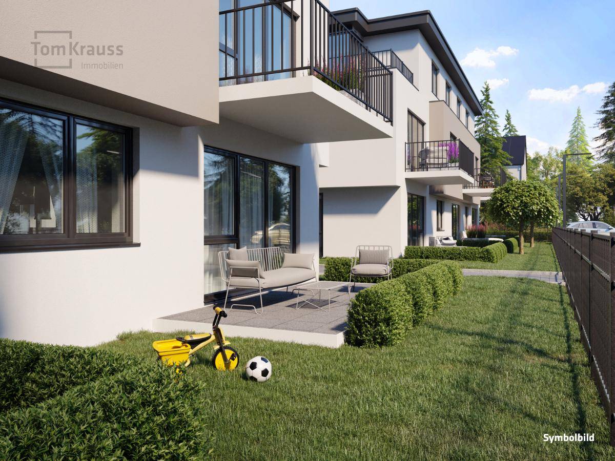 Erdgeschoss-Terrasse mit Gartenmöbeln und Rasenfläche, ideal für Familien.
