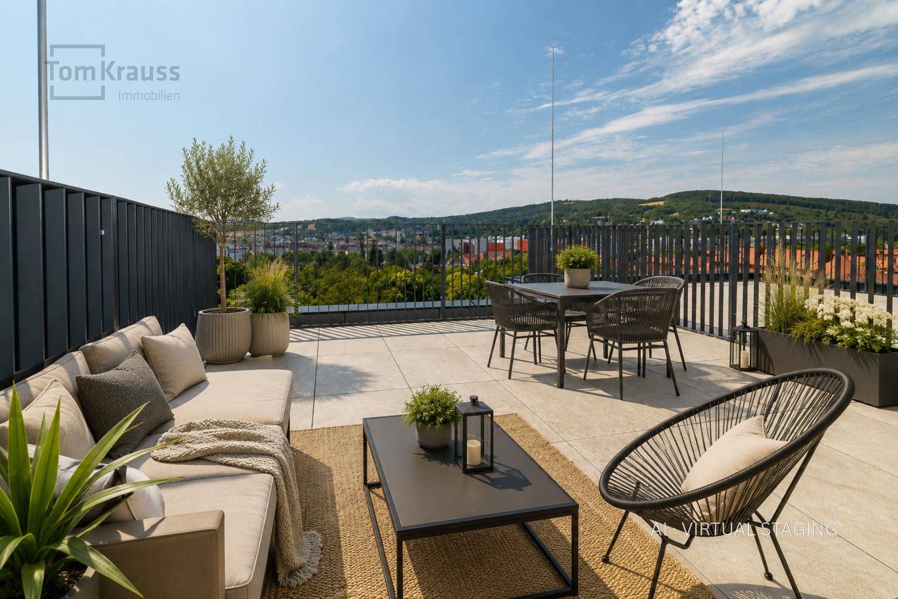 Stilvolle Dachterrasse mit Loungemöbeln und Essbereich, umgeben von Grünpflanzen.