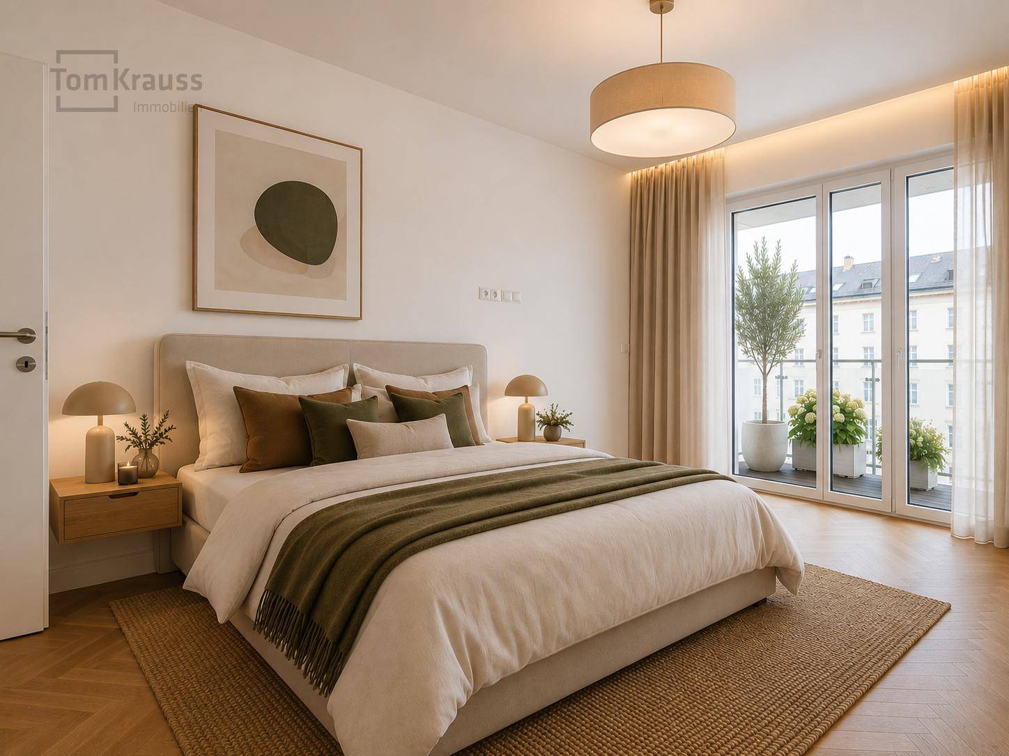 Ruhiges Schlafzimmer mit Holzboden, bequemen Bett und Zugang zu einem kleinen Balkon.