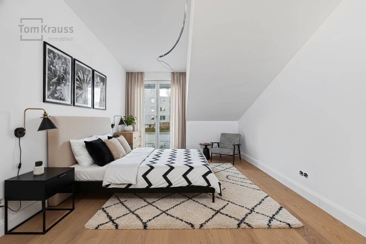 Modernes Schlafzimmer mit Holzboden, Dachschräge und französischem Balkon für frische Luft.