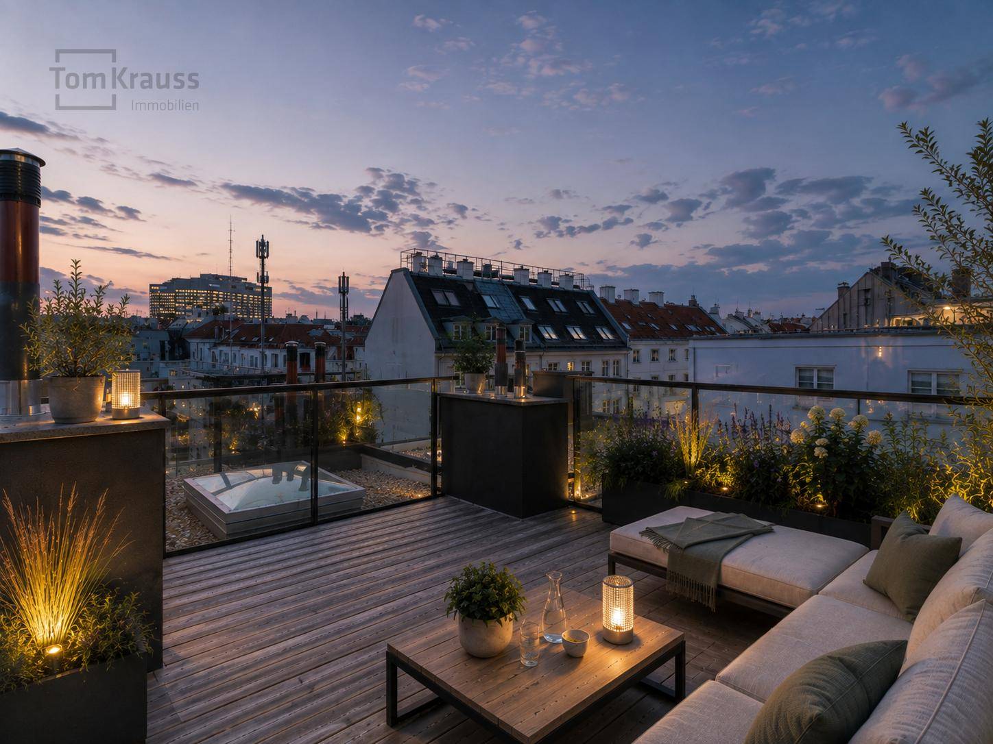 Luxuriöse Dachterrasse mit Lounge-Möbeln, Pflanzen und integriertem Whirlpool bei Sonnenuntergang.