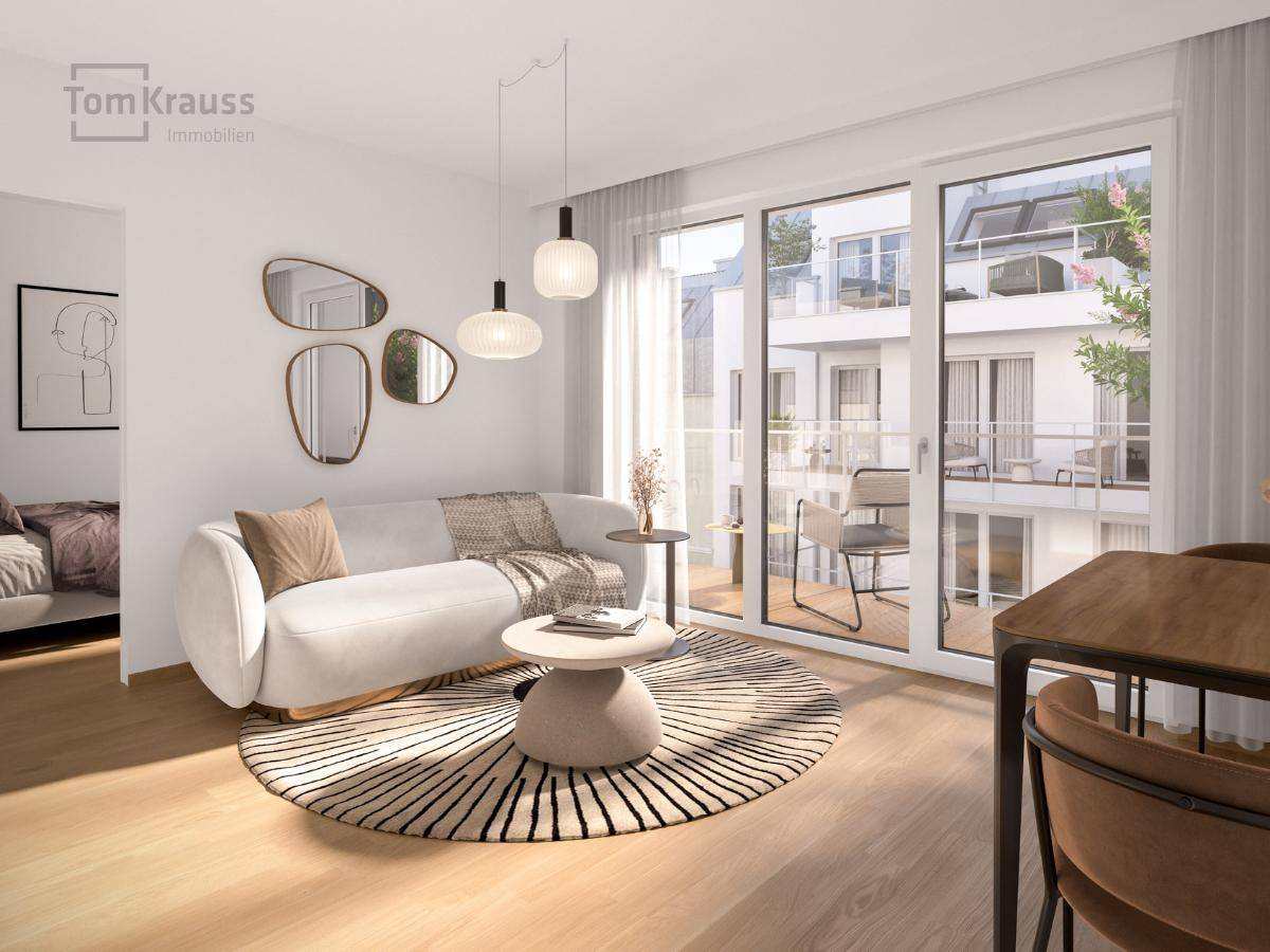Helles Wohnzimmer mit modernem Sofa, Holzboden und Zugang zu einem Balkon.