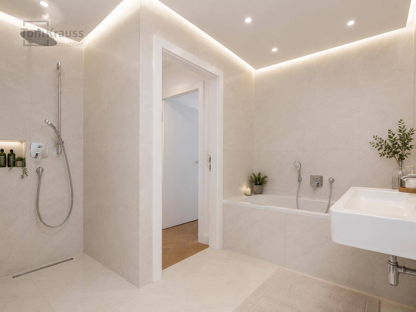Modernes Badezimmer mit begehbarer Dusche, Badewanne und indirekter Deckenbeleuchtung.
