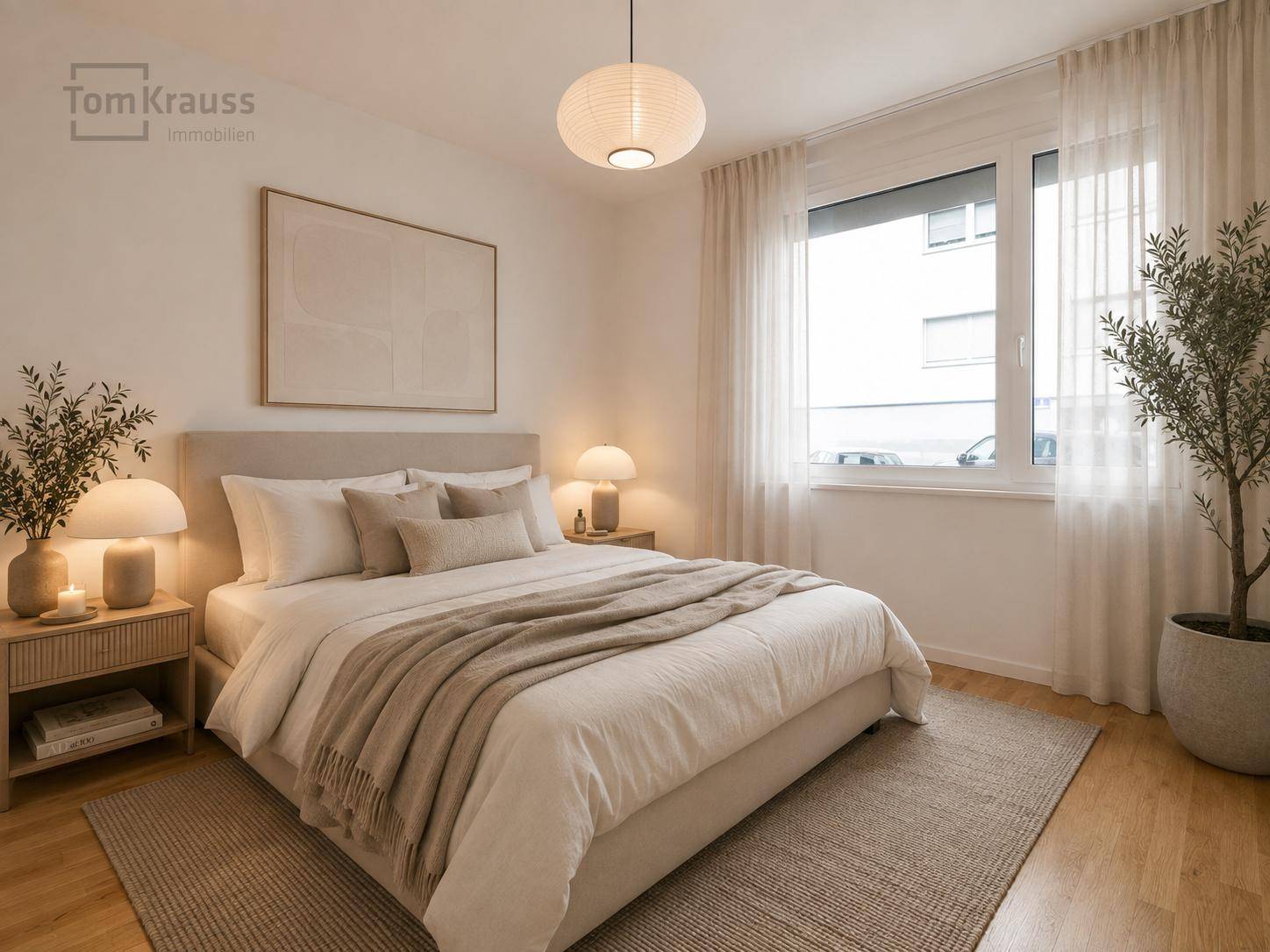 Gemütliches Schlafzimmer mit großem Bett, Nachttischen und einem Fenster für natürliches Licht.