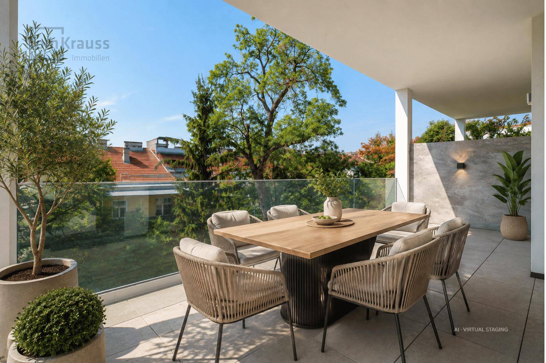 Stilvolle Terrasse mit Esstisch und Stühlen, Glasbrüstung und Blick auf den Sonnenuntergang.