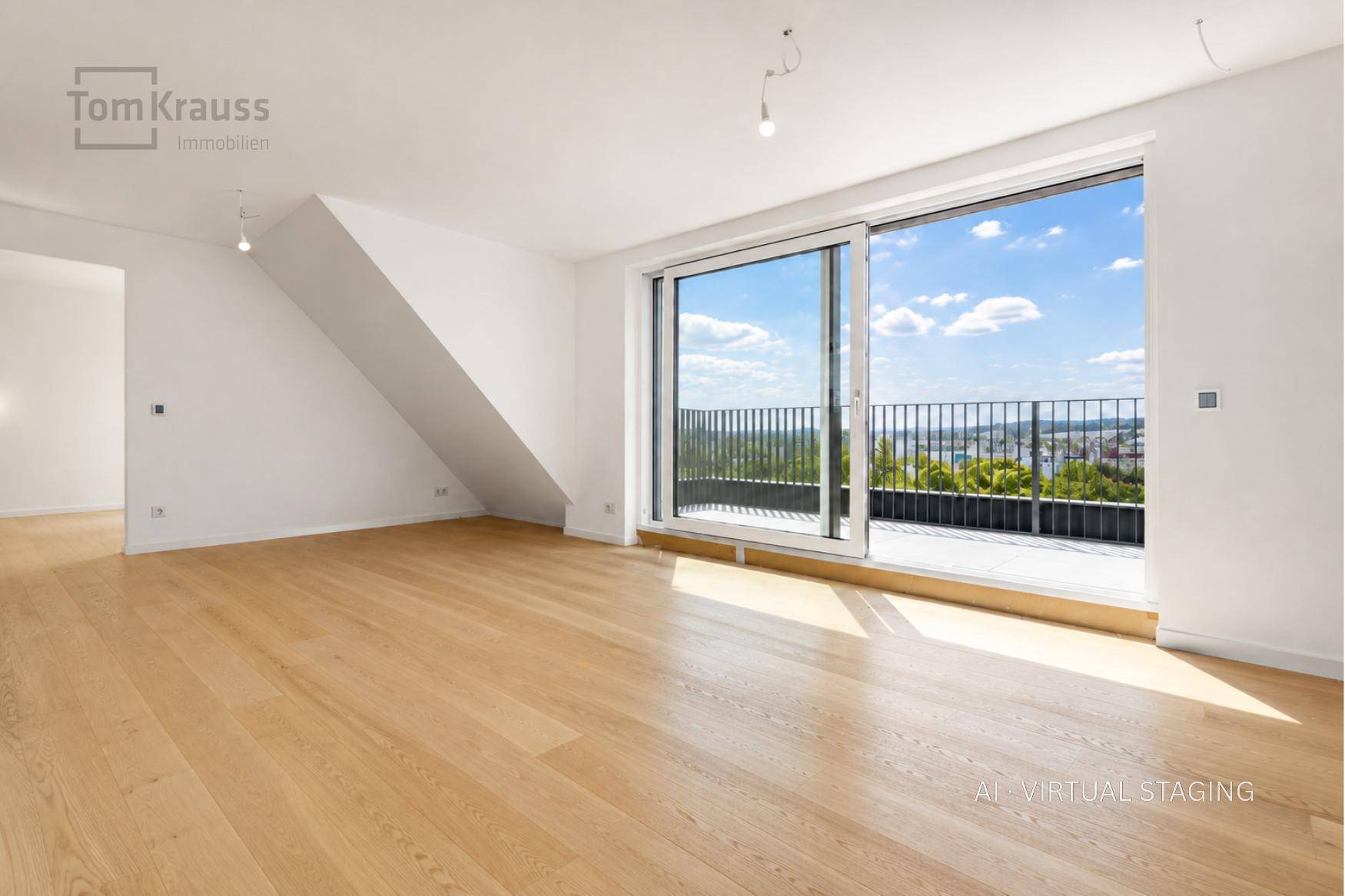 Heller Wohnraum mit Holzboden und großem Schiebefenster zum Balkon mit Weitblick.