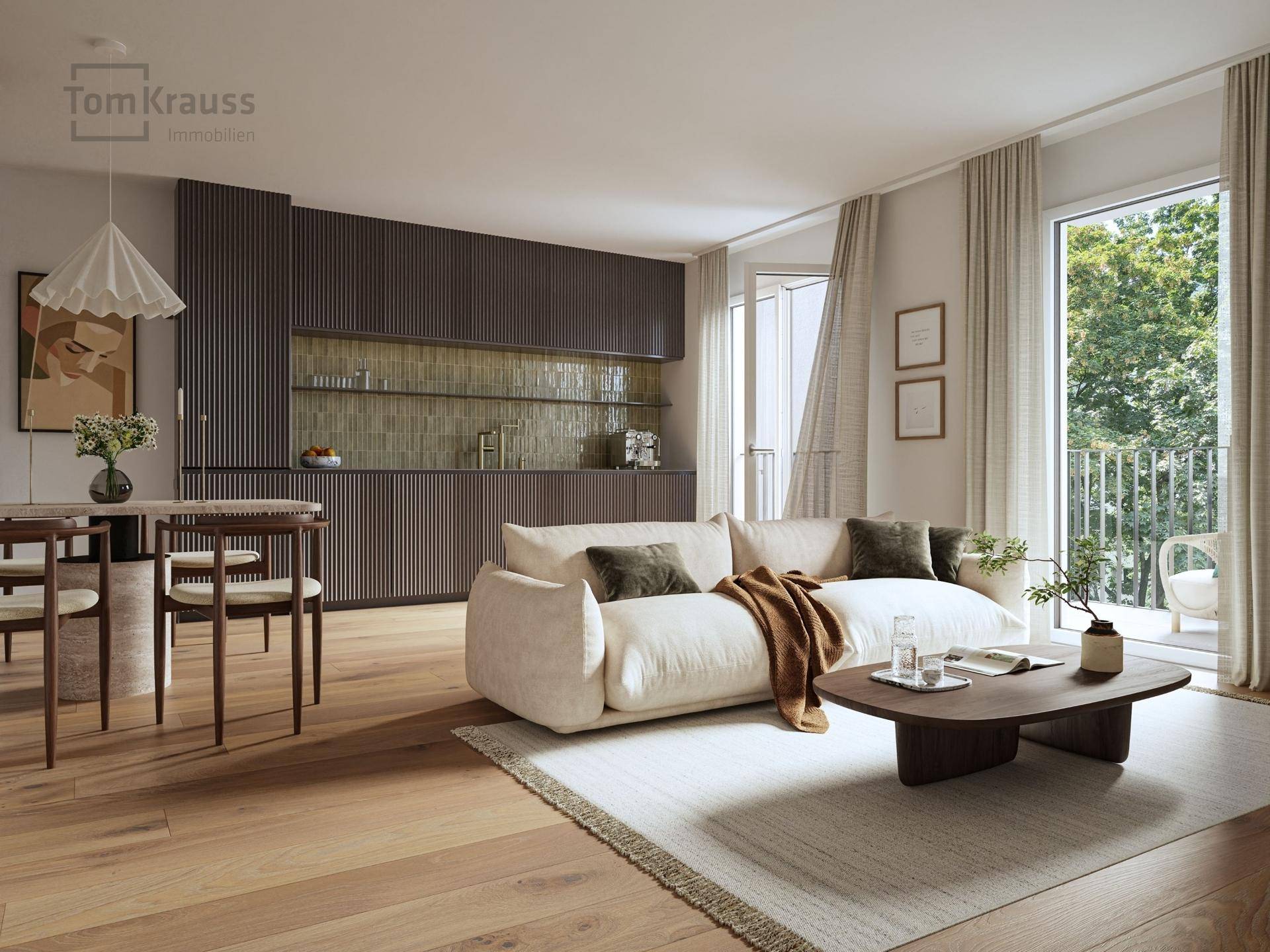Heller Wohn- und Essbereich mit Holzboden, moderner Einrichtung und Zugang zu einem Balkon.