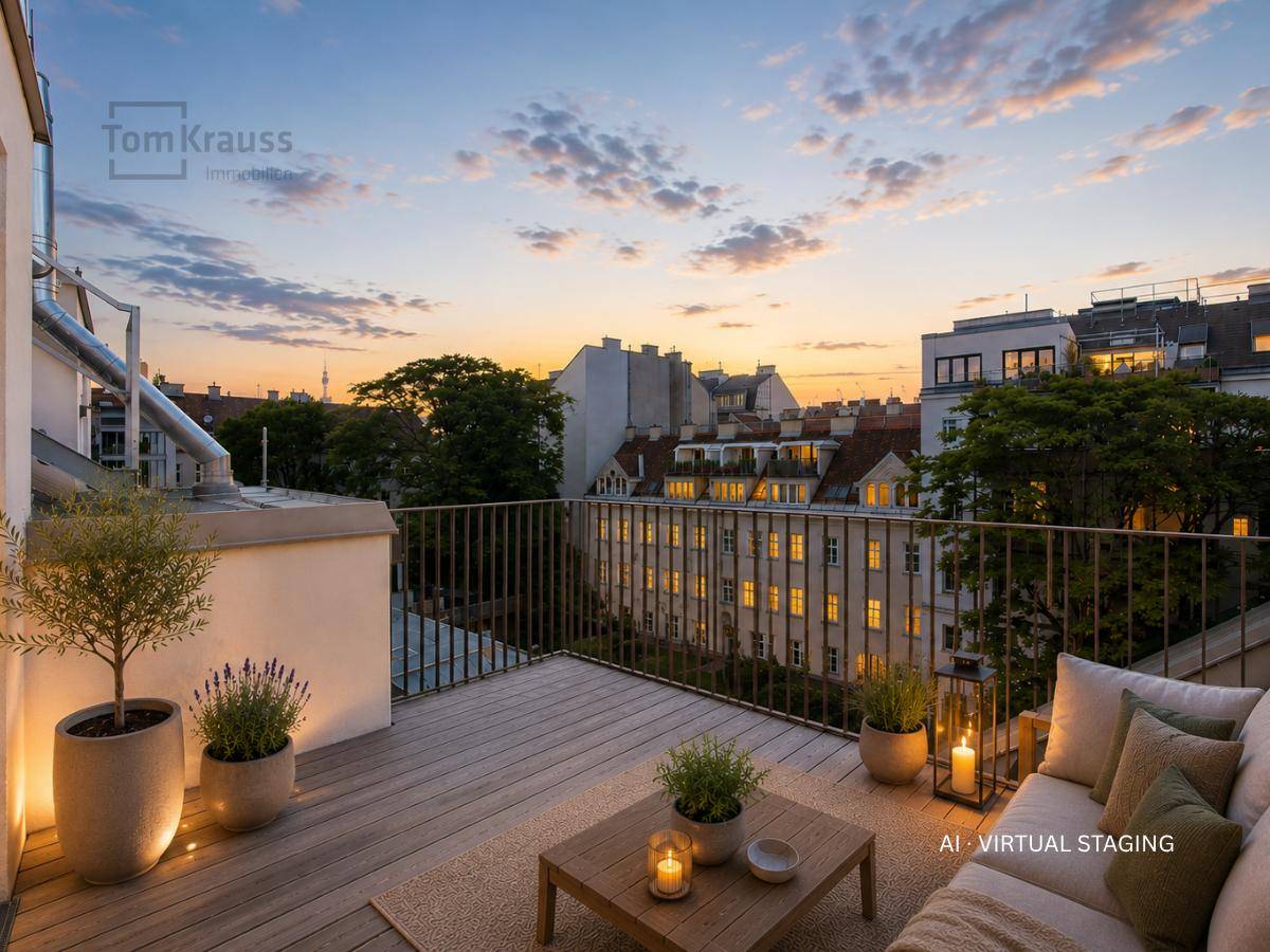 Virtuell inszenierter Balkon mit Holzdeck, gemütlichen Lounge-Möbeln und abendlichem Stadtblick.