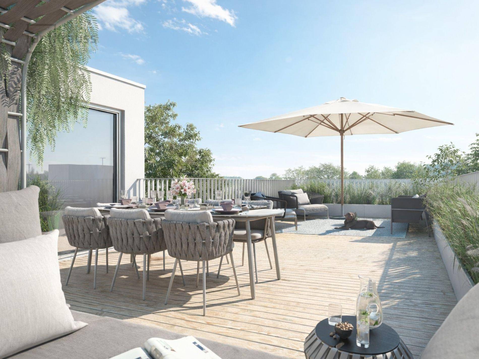 Geräumige Dachterrasse mit Essbereich, Lounge-Möbeln und Sonnenschirm unter blauem Himmel.