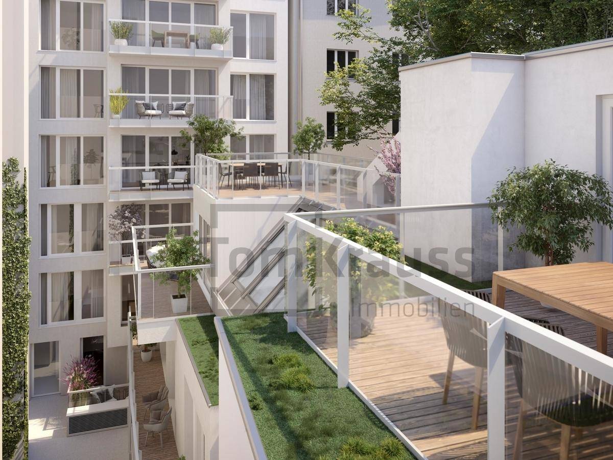 Mehrere Terrassen und Balkone eines modernen Gebäudes mit Holzbelag und Begrünung.