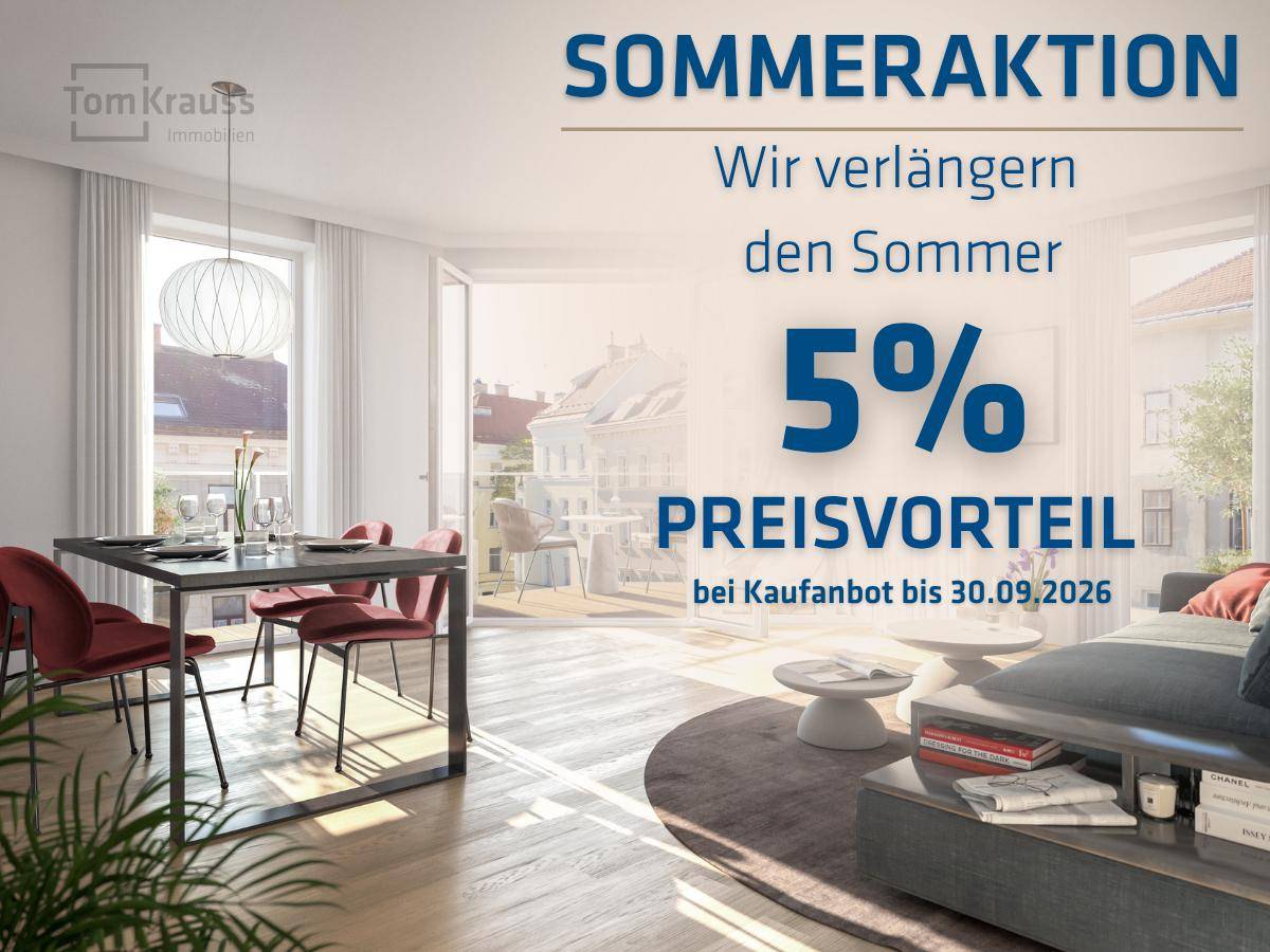 Heller Wohn- und Essbereich mit Holzboden, modernen Möbeln und Zugang zu einem Balkon mit Stadtblick.