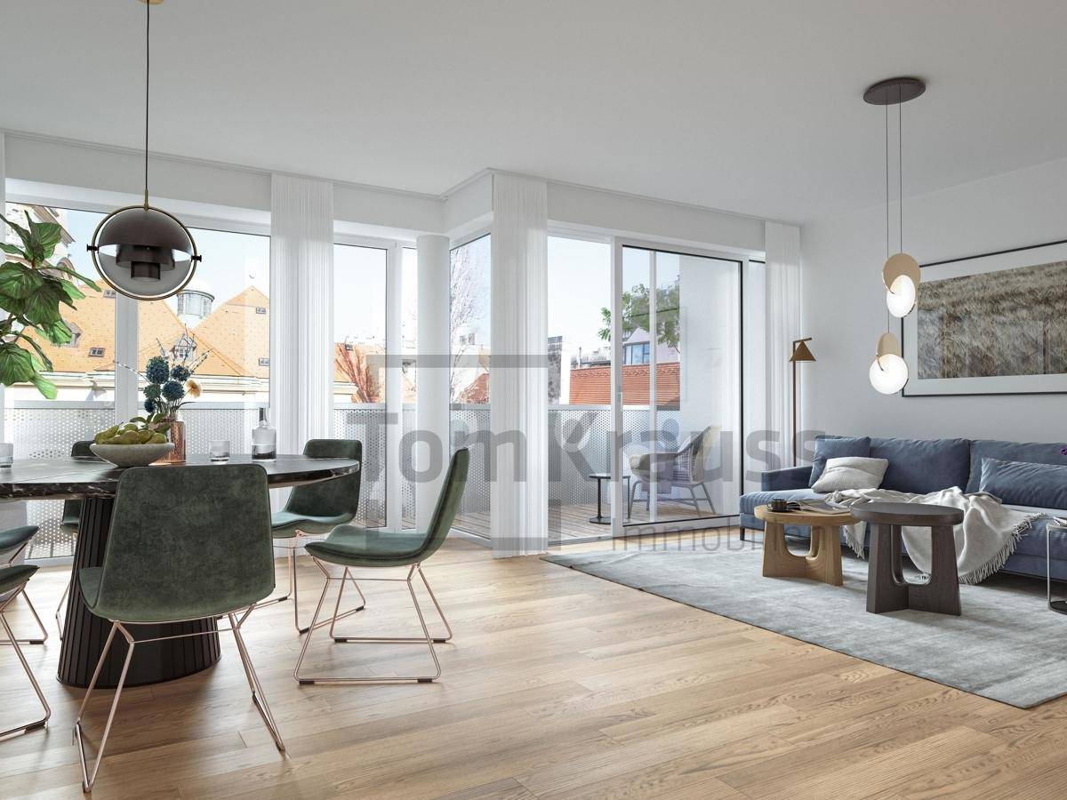 Heller Wohn-Essbereich mit Holzboden, modernen Möbeln und Zugang zu einem Balkon.