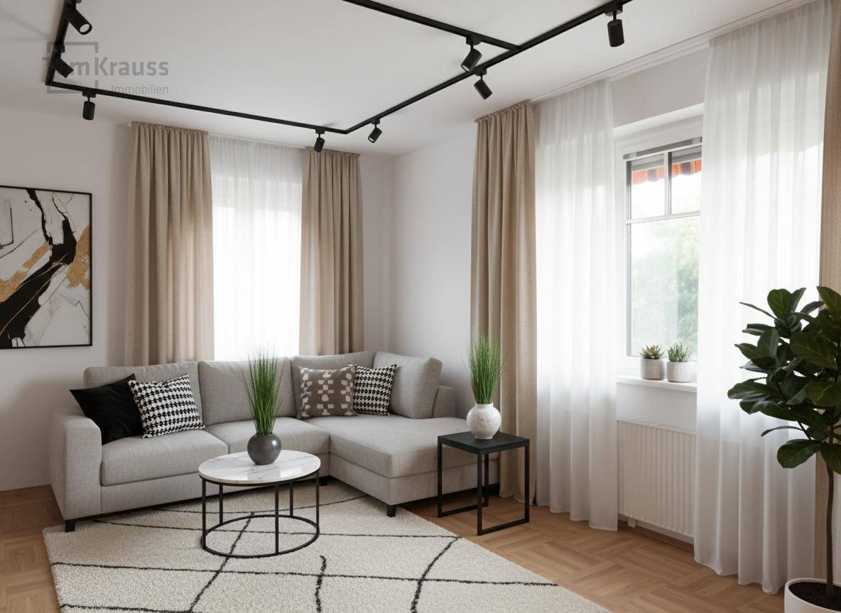 Helles Wohnzimmer mit grauem Ecksofa, modernem Teppich und Pflanzen, ausgestattet mit Parkettboden.