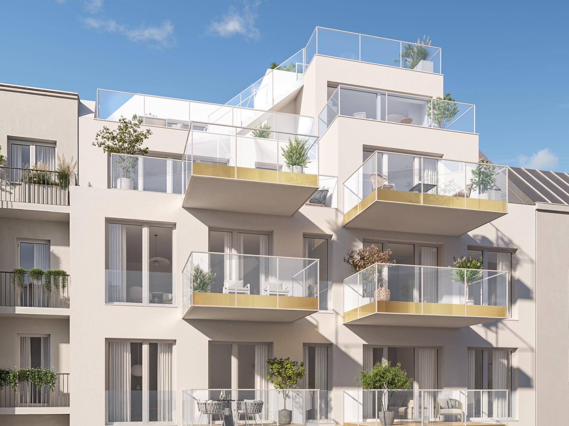 Moderne Wohnanlage mit mehreren Balkonen und Dachterrassen unter blauem Himmel.